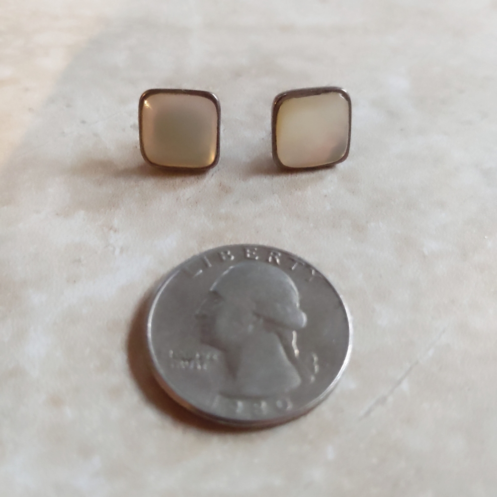 Vintage Minimalist Mother of Pearl Square Sterling Silver Stud Earrings - Picture 3 of 3